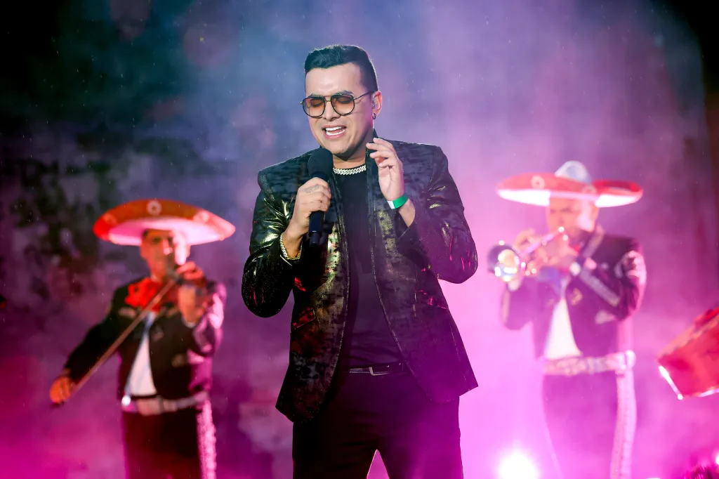 Yeison Jimenez performing during Premios Juventud 2021.