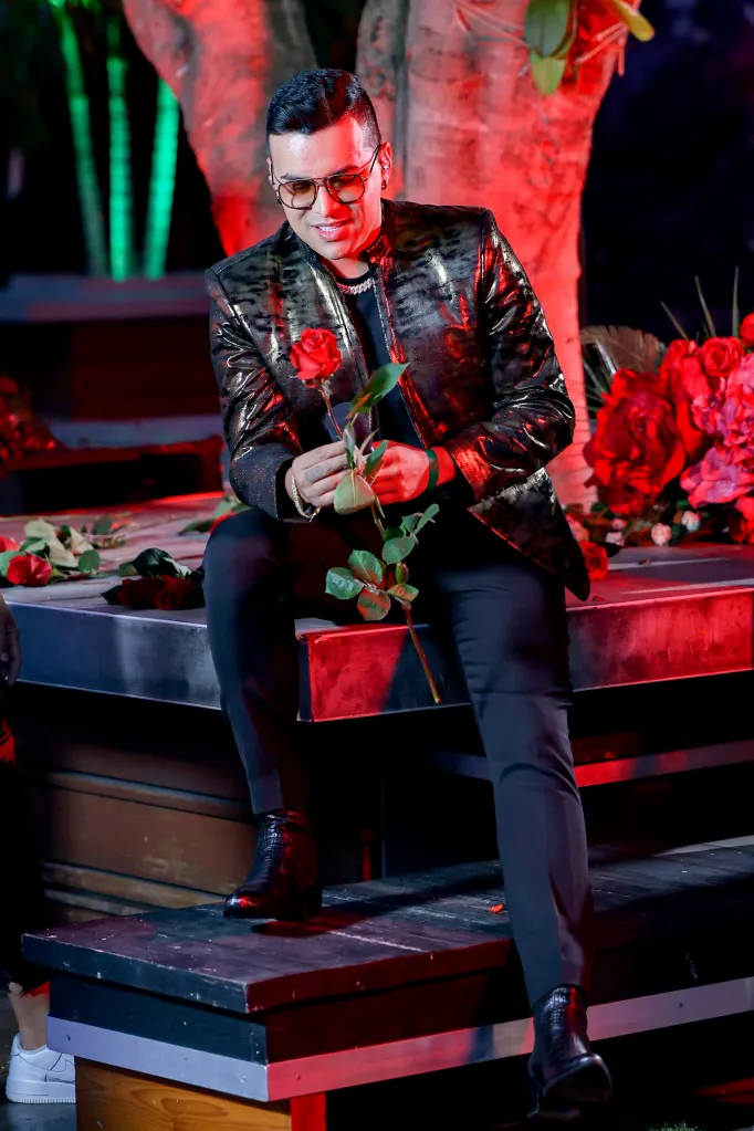 Yeison Jimenez performing during Premios Juventud 2021.