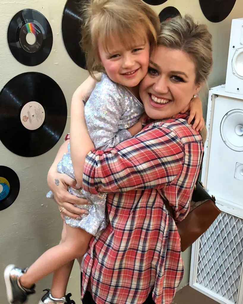Kelly Clarkson holding her daughter River.