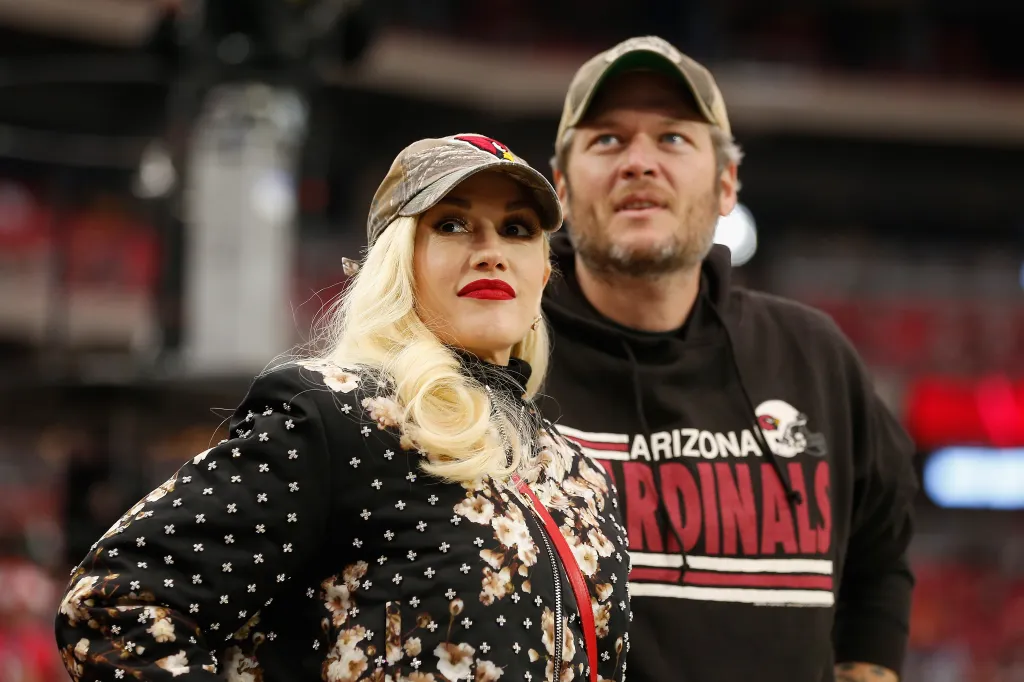 Musicians Gwen Stefani and Blake Shelton attend the NFL game between the Green Bay Packers and Arizona Cardinals at the University of Phoenix Stadium on December 27, 2015 in Glendale, Arizona. 