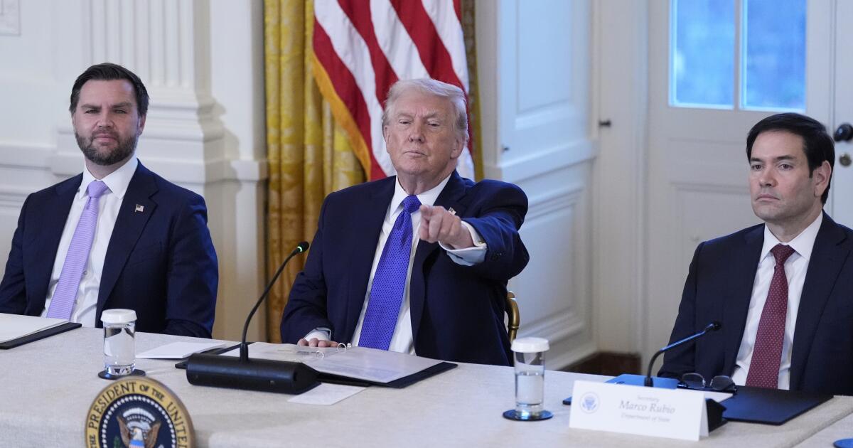 Trump signs executive order meant to protect  Venezuelan oil revenue