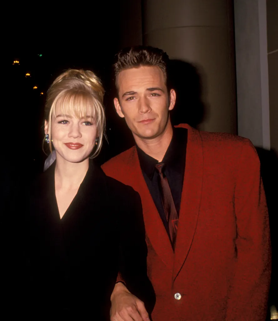 Jennie Garth and Luke Perry smiling.