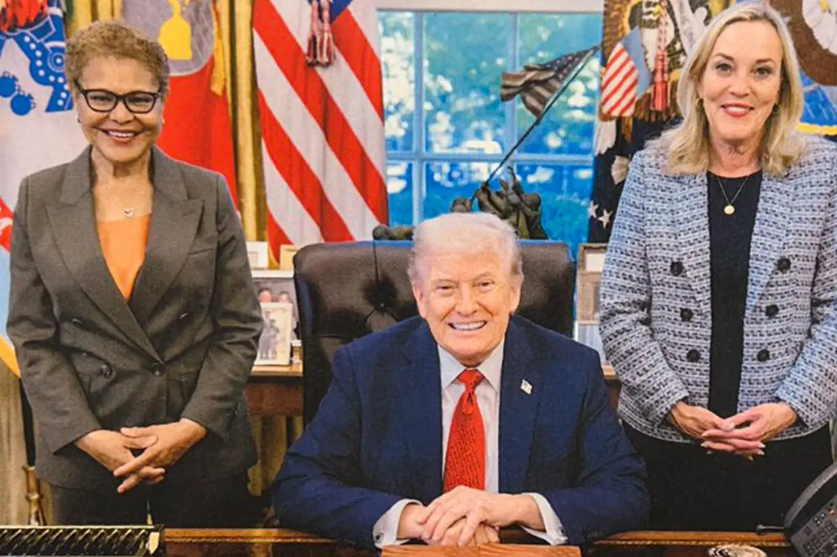Mayor Bass all smiles as she poses for White House pic with President Trump