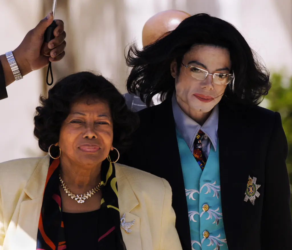 Michael Jackson and his mother, Katherine Jackson, leaving Santa Barbara County Court.