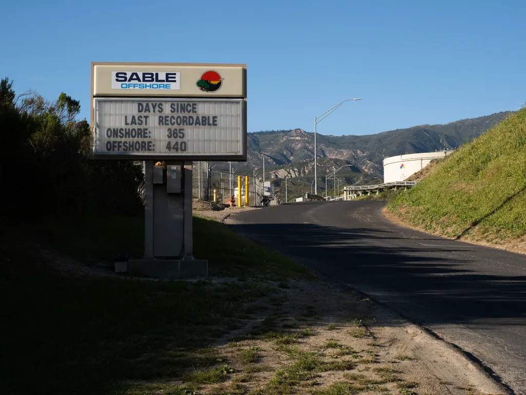 A sign for Sable Offshore at the Las Flores Canyon facility in Goleta, CA, showing "DAYS SINCE LAST RECORDABLE ONSHORE: 365 OFFSHORE: 440".