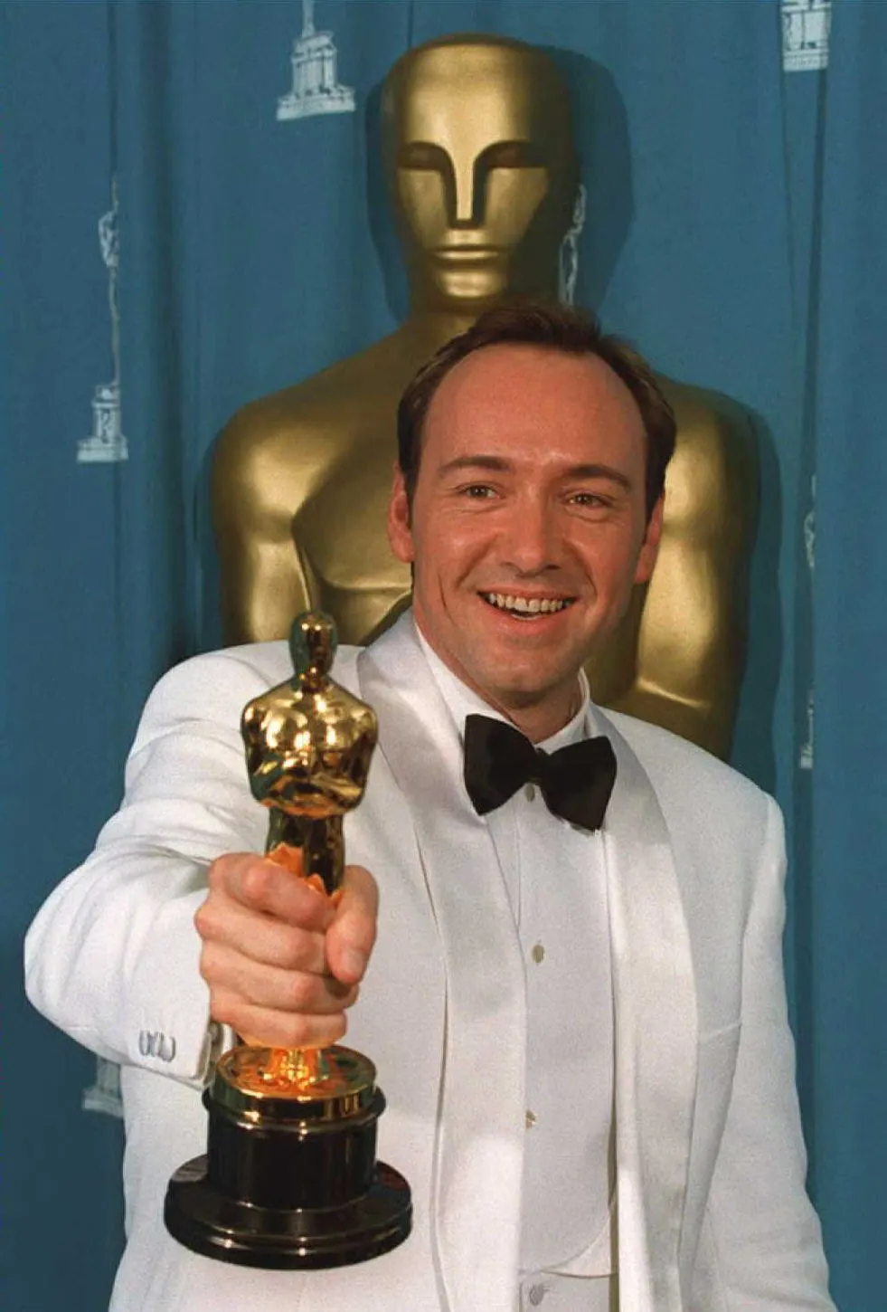 Kevin Spacey holding his Oscar in 1996