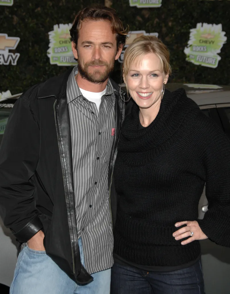 Actor Luke Perry and actress Jennie Garth pose for a photo.