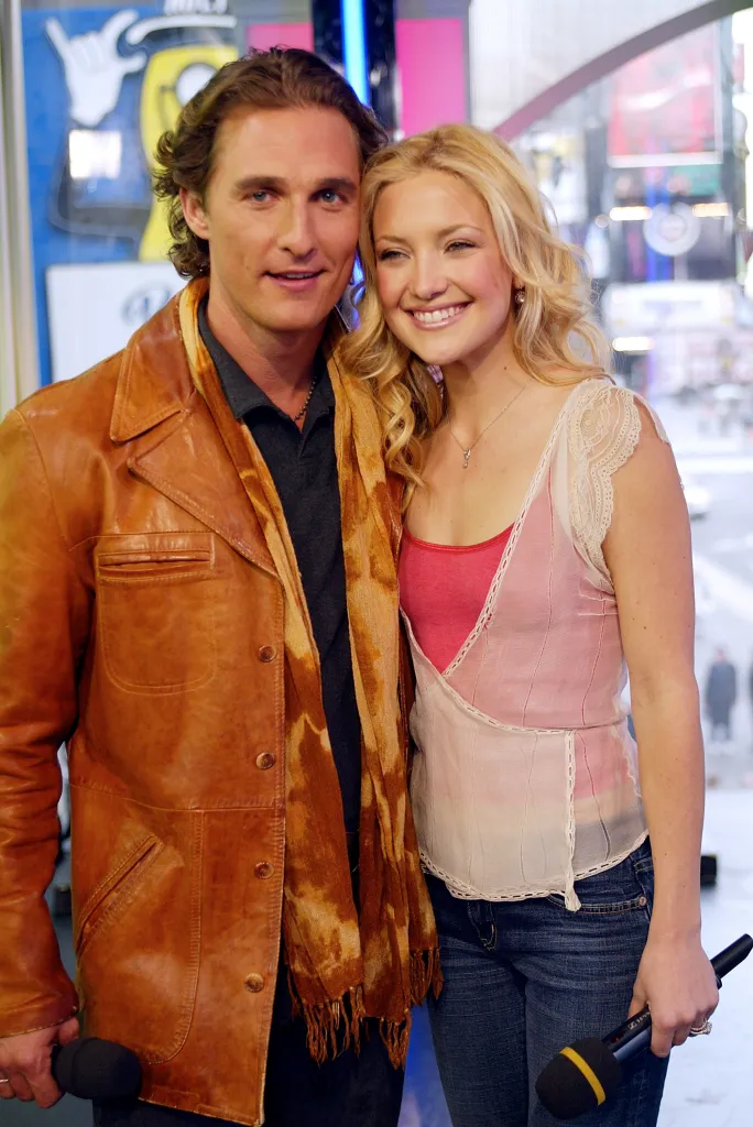 Matthew McConaughey and Kate Hudson posing with microphones.