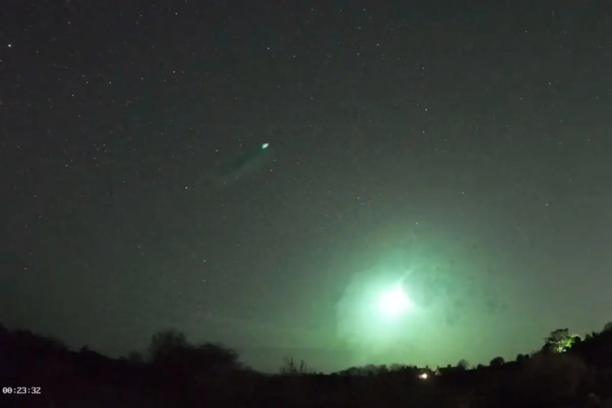 Dramatic moment massive green fireball streaks across the skies in UK
