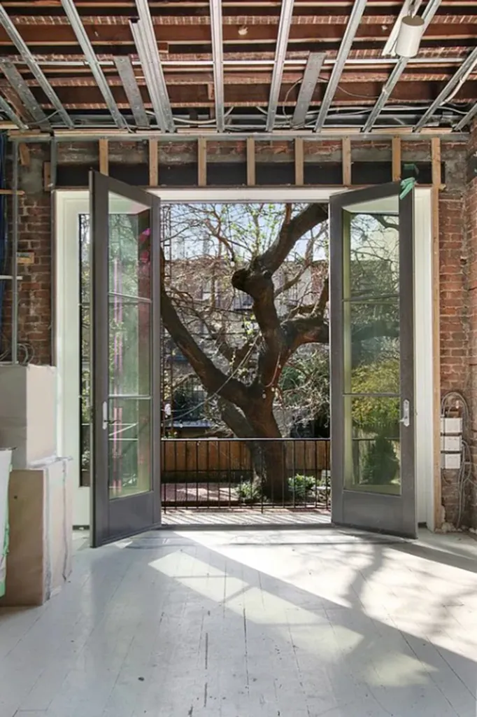 Craig and Weisz purchased the detached property through an LLC from author Martin Amis and his wife Isabel Fonseca, and rebuilt it into a finished family home with a west-facing backyard anchored by a large mulberry tree.