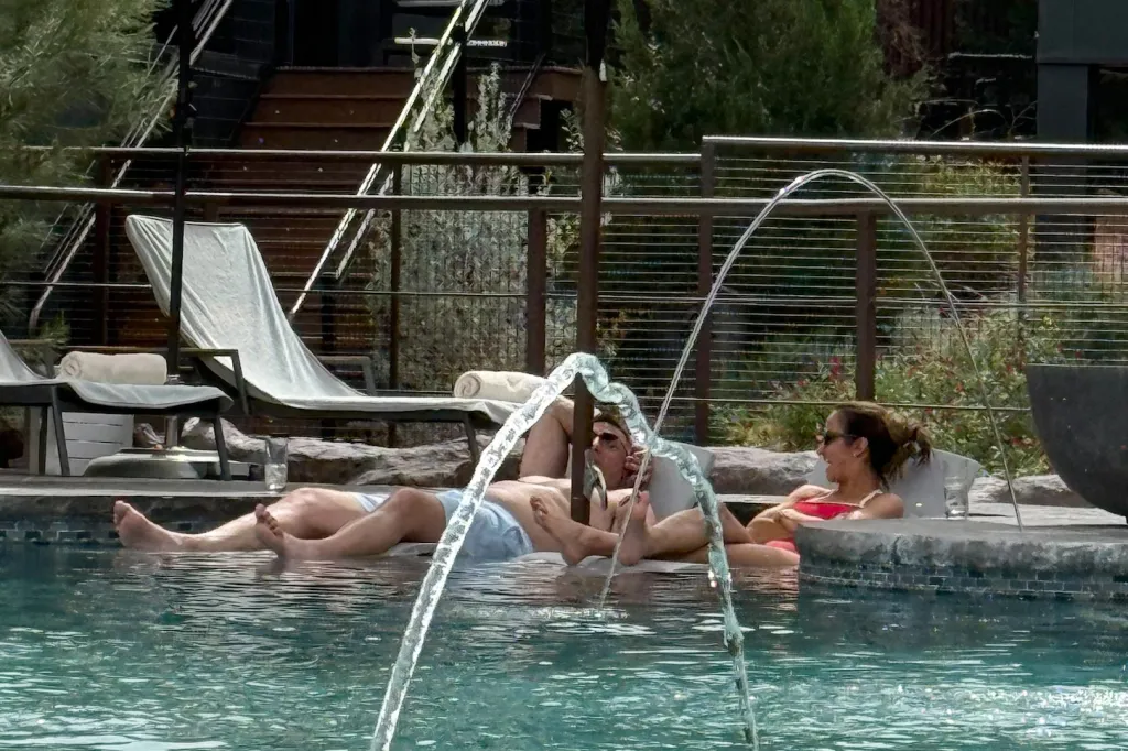 Patriots coach Mike Vrabel and reporter Dianna Russini relaxing by a hotel pool.