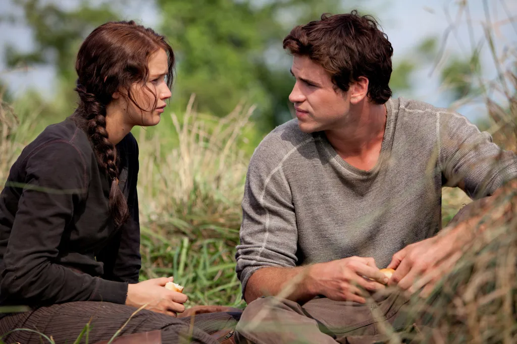 Jennifer Lawrence and Liam Hemsworth face to face in "The Hunger Games".