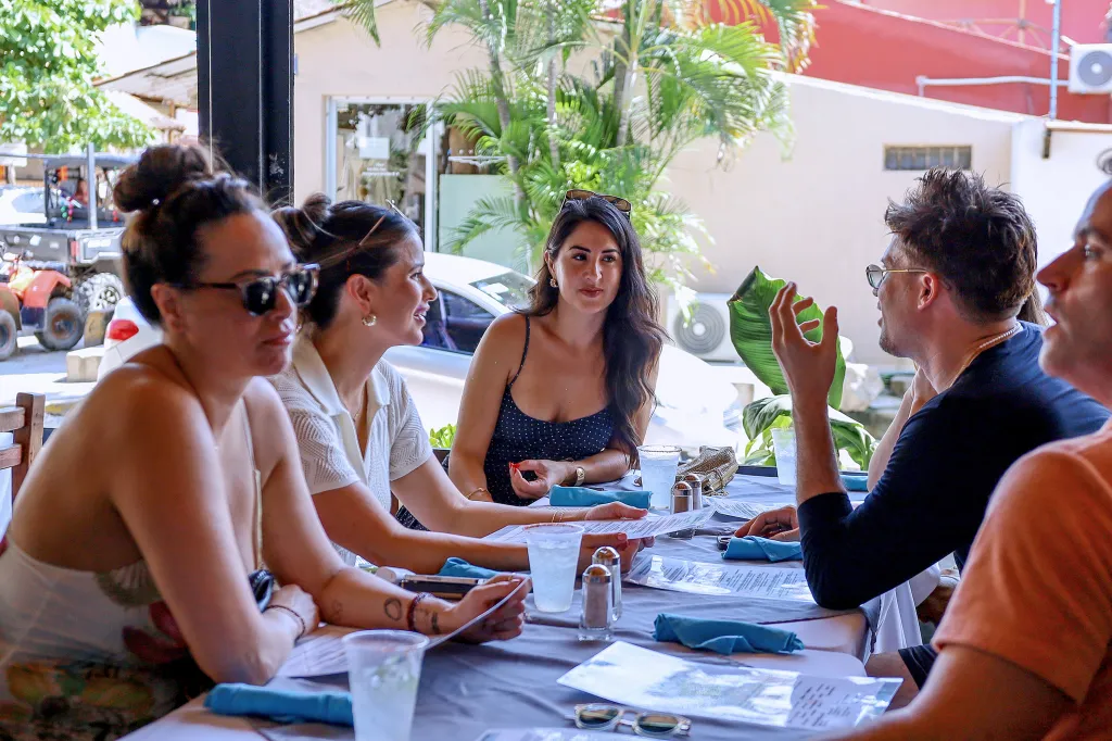 Kristen Doute, Nia Booko, Michelle Saniei, Tom Schwartz, and Jesse Lally gathered around a table in "The Valley."