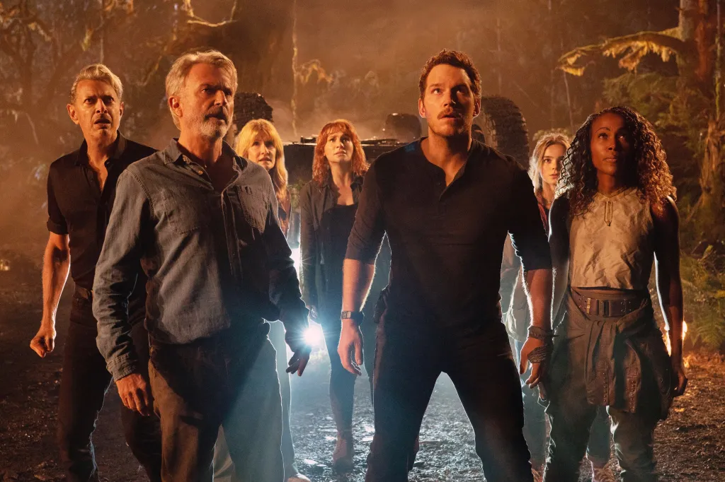 Jeff Goldblum, Sam Neill, Laura Dern, Bryce Dallas Howard, Chris Pratt, Isabella Sermon, and DeWanda Wise looking up in "Jurassic World Dominion".