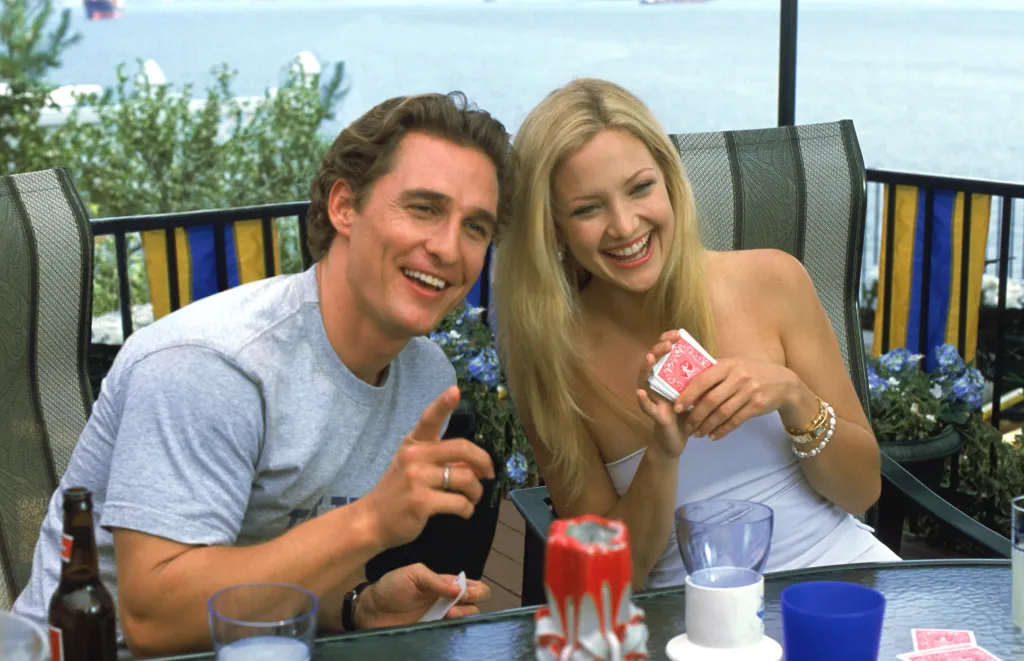Matthew McConaughey and Kate Hudson laughing while playing cards in "How to Lose a Guy in 10 Days."