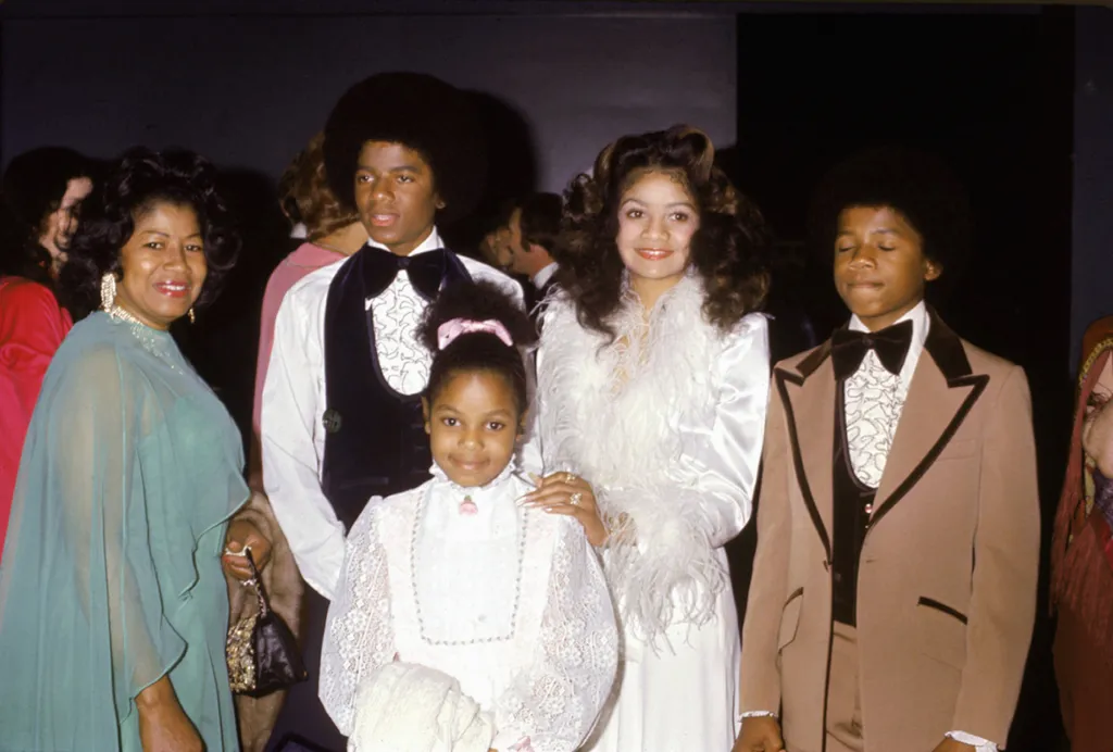 Katherine Jackson, Janet Jackson, La Toya Jackson, Michael Jackson, and Randy Jackson in formal attire.