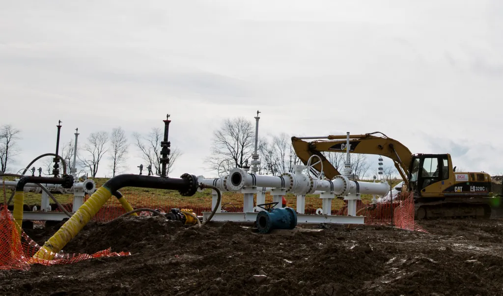 FILE PHOTO - A Natural Gas rig operated by Chesapeake is pictured in Bradford County, Pennsylvania just outside the town of Wyalusing on January 13, 2013. REUTERS/Brett Carlsen/File Photo