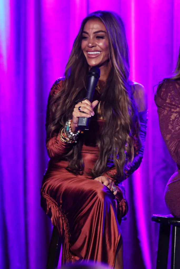 Liz McGraw smiling while holding a microphone at the City Winery VRT Live show.