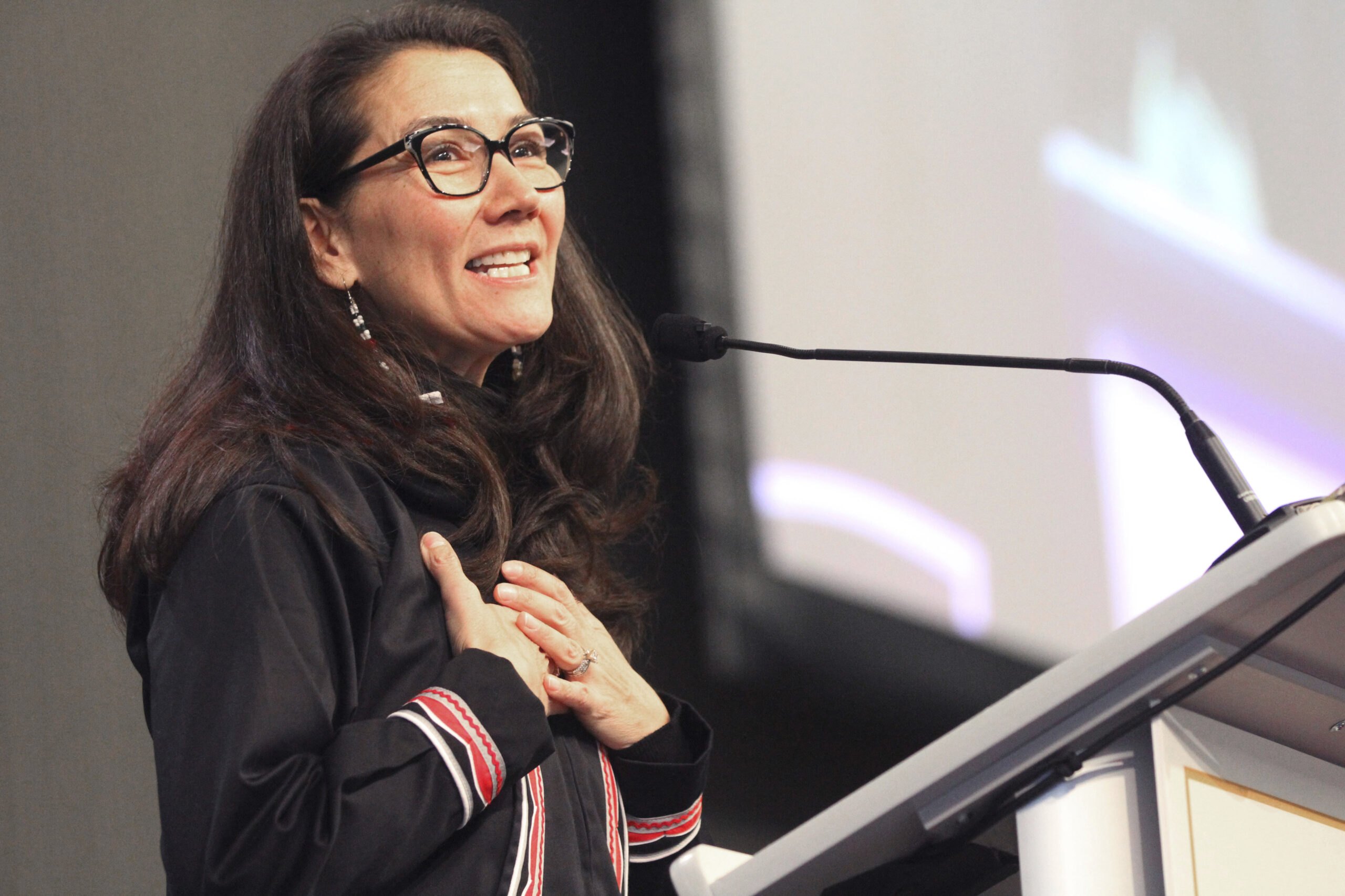 Peltola outraises Sullivan, lags in cash on hand