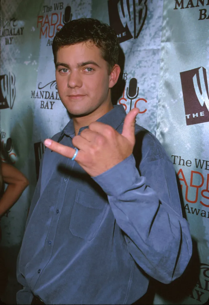 Joshua Jackson making a shaka sign at the 1999 Radio Music Awards.