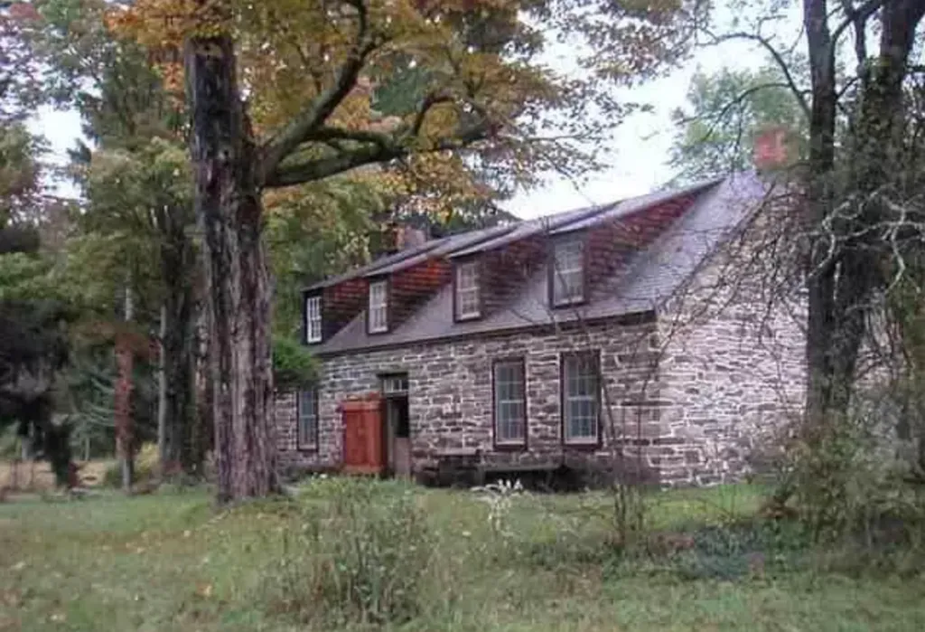 The couple still holds their upstate New York retreat, a 1785 stone farmhouse.