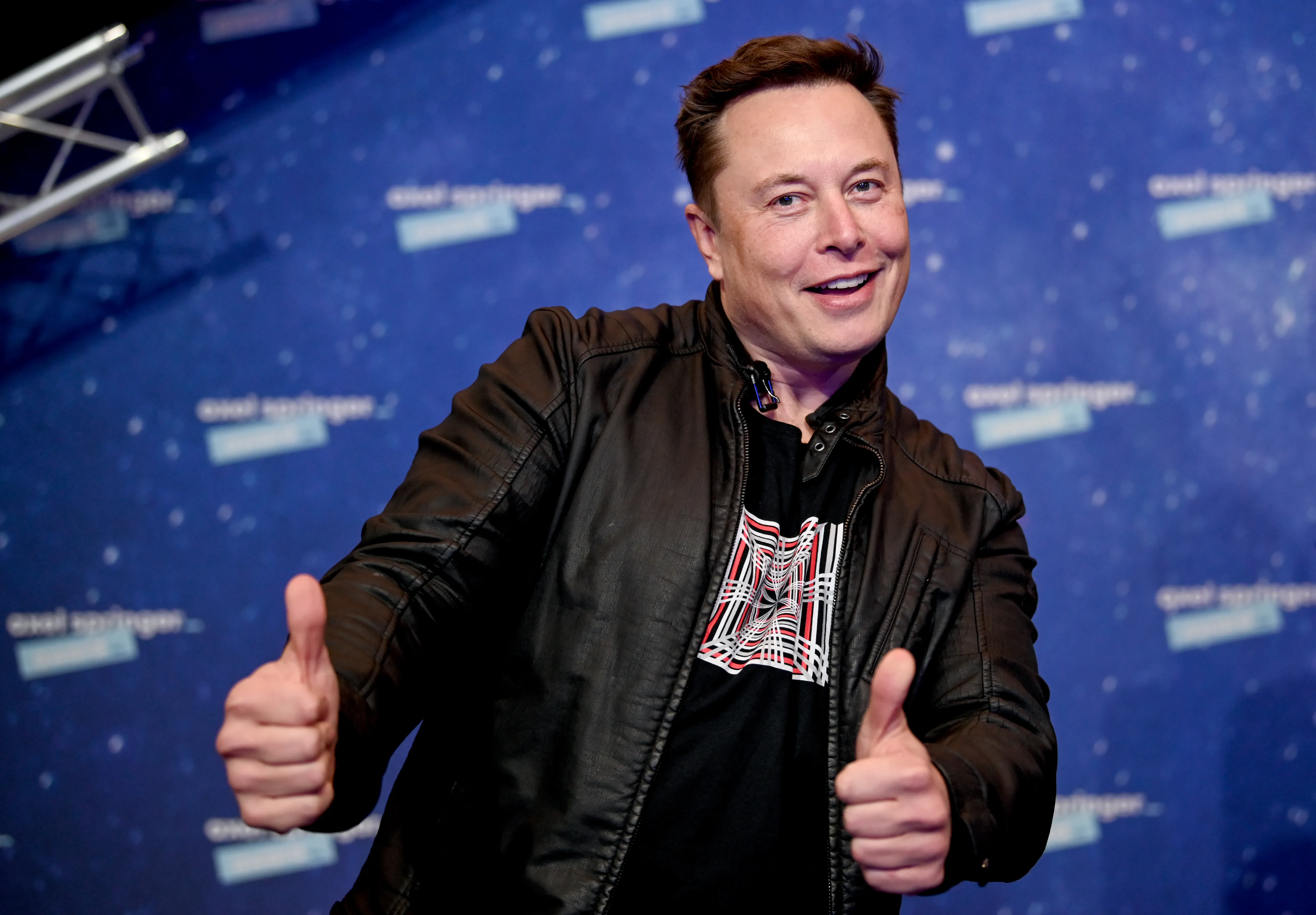 Elon Musk gives two thumbs up at the Axel Springer Award.