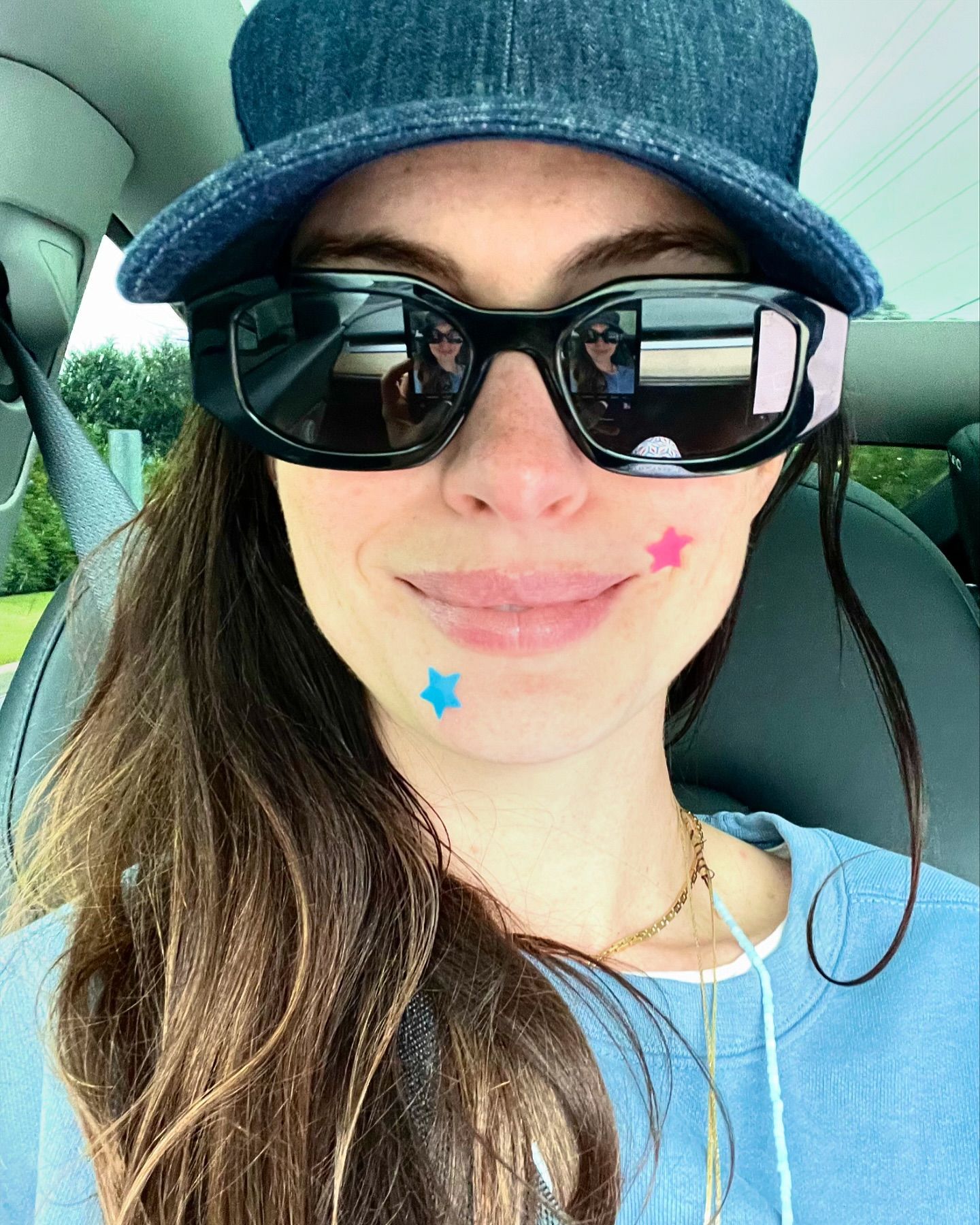 Anne Hathaway selfie
