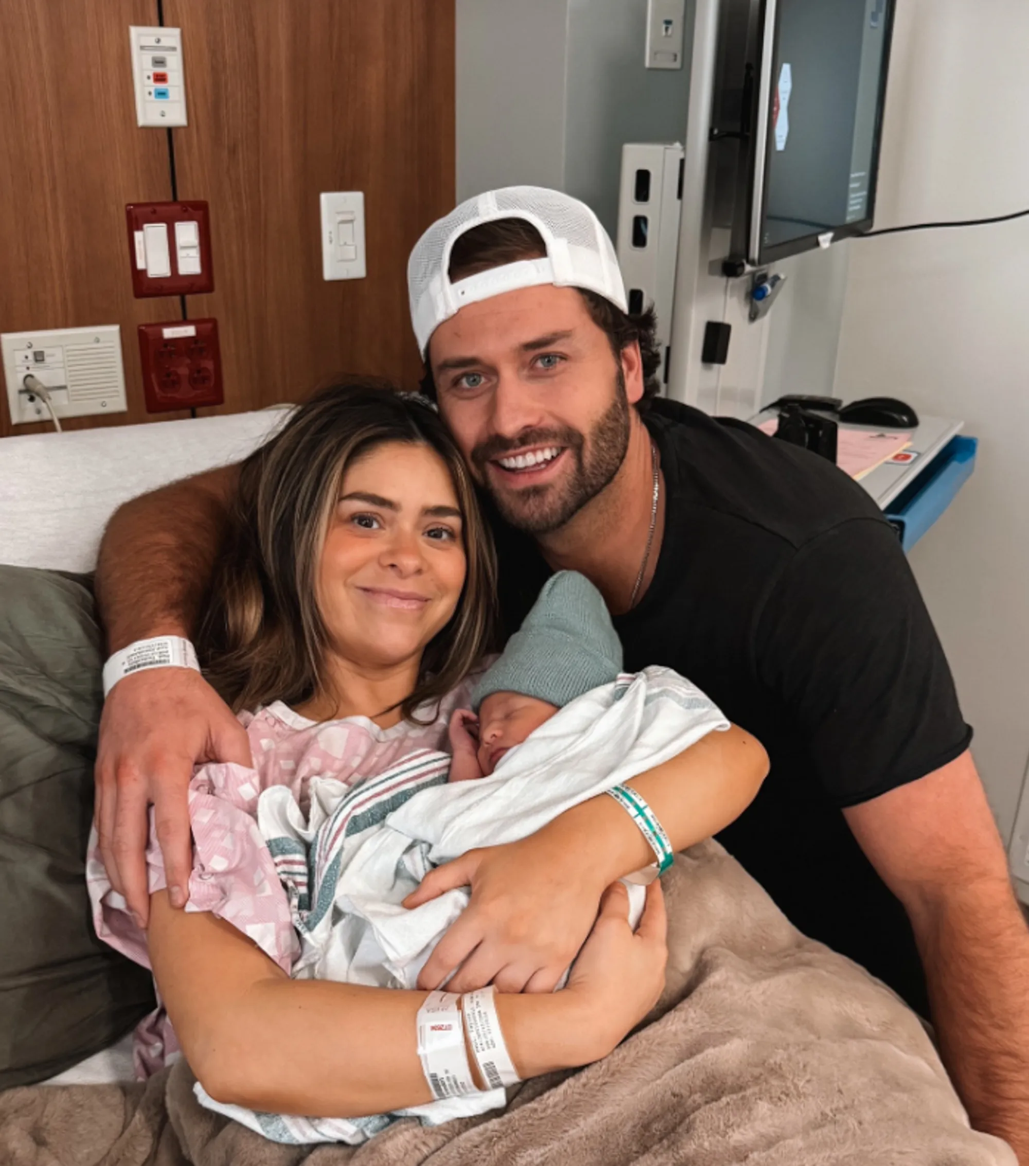 Taylor Frankie Paul and Dakota Mortensen in a hospital bed with their newborn baby.