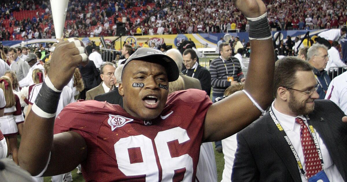 Former Alabama player accused of posing as NFL pros — with wigs and makeup — in fraud scheme
