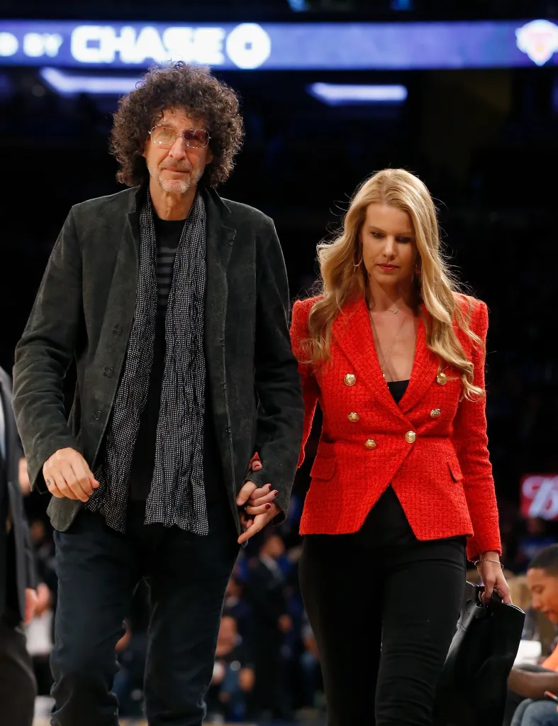Howard Stern and his wife Beth Ostrosky attending a basketball game.
