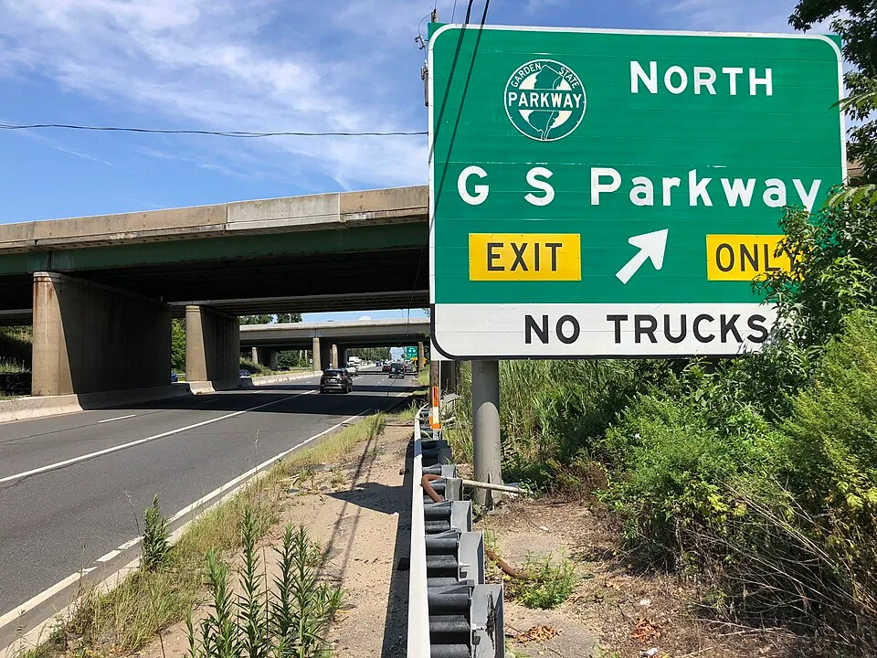 Bottlenecked section of Route 9 north.