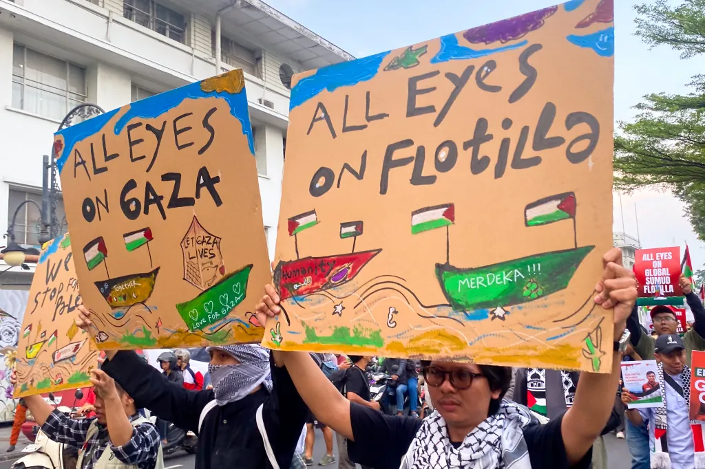 Activists in Bandung City hold signs saying "All Eyes on Gaza" and "All Eyes on Flotilla" to support journalists and Indonesian citizens reportedly detained by Israeli soldiers.