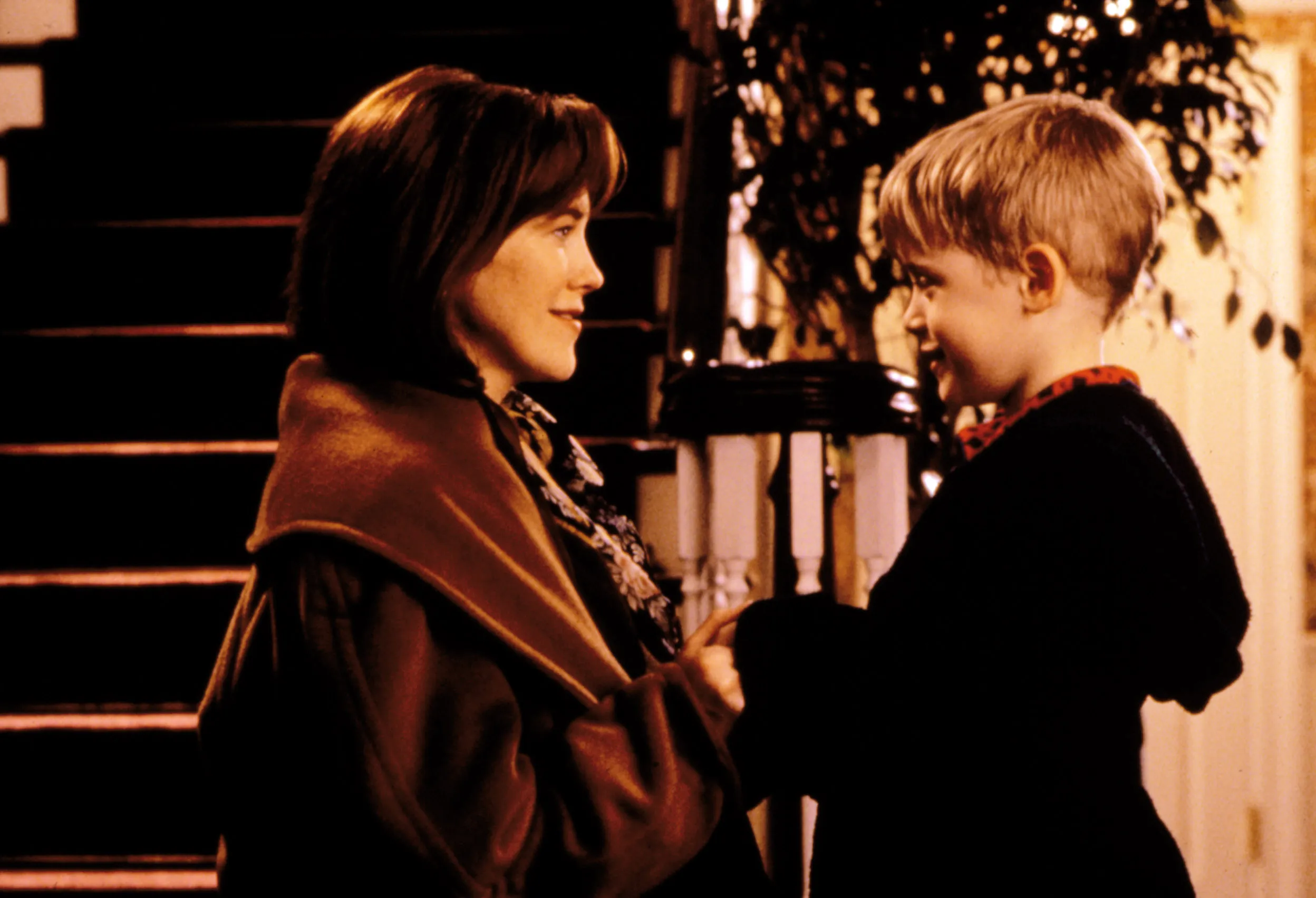 Catherine O'Hara and Macaulay Culkin in a scene from the movie