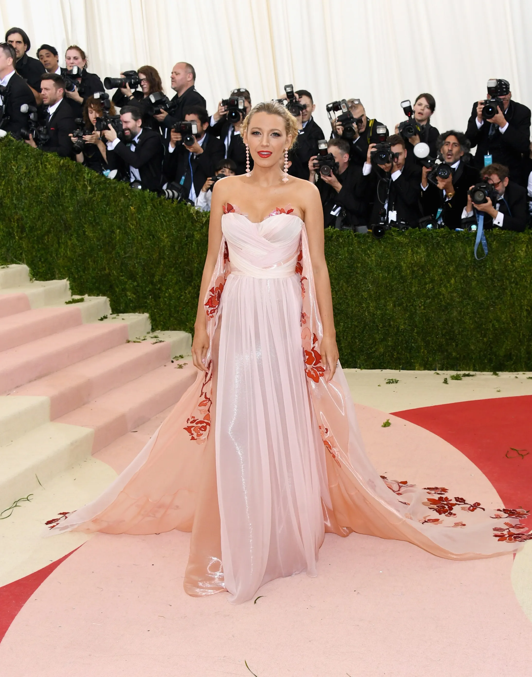 Blake Lively attends the "Manus x Machina: Fashion In An Age Of Technology" Costume Institute Gala at Metropolitan Museum of Art on May 2, 2016 in New York City.