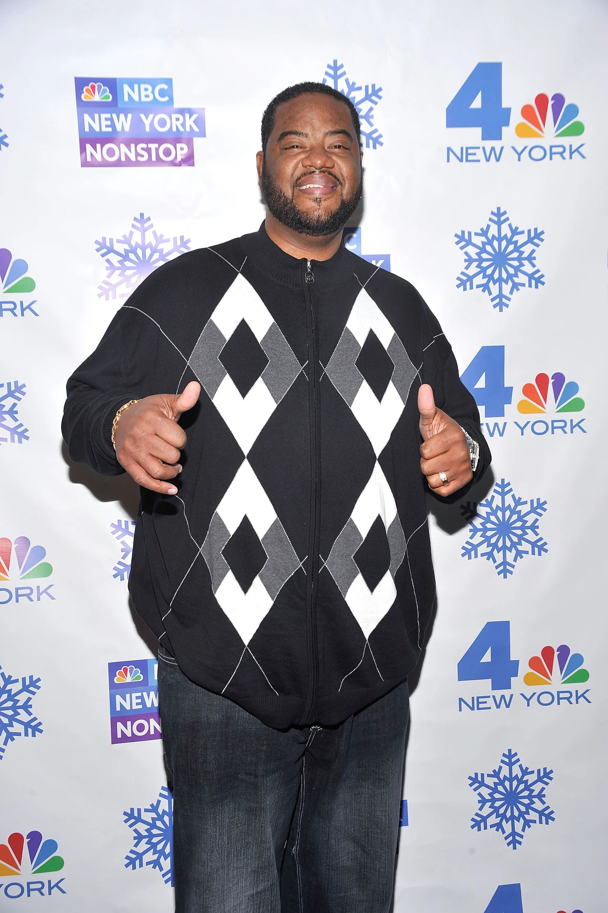 Grizz Chapman from "30 Rock" smiling and giving two thumbs up at the Rockefeller Center Annual Christmas Tree Lighting.