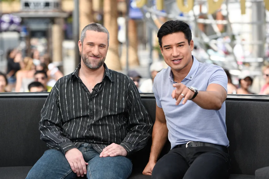 Dustin Diamond and Mario Lopez sitting on a couch.