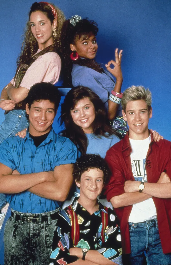 The cast of Saved by the Bell (Season 1) poses against a blue background.
