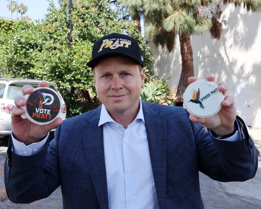 Spencer Pratt holding "VOTE FOR PRATT" cookies.