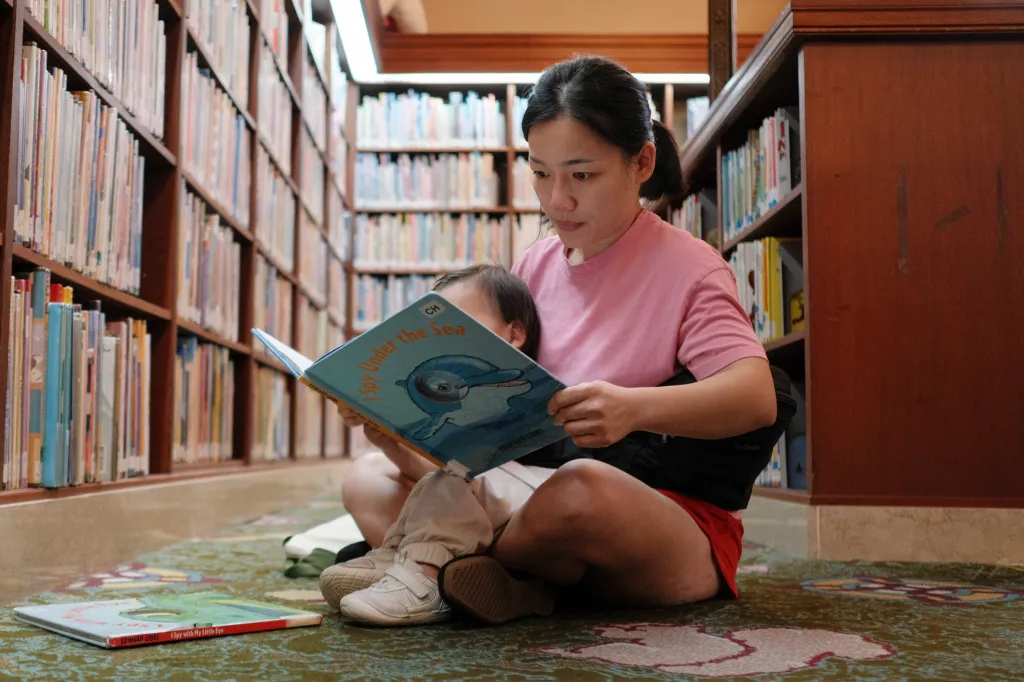 Mae Munoz reads