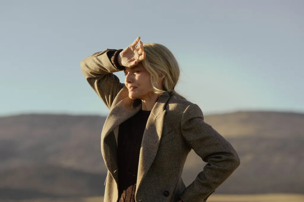 Michelle Pfeiffer as Stacy Clyburn shielding her eyes from the sun.