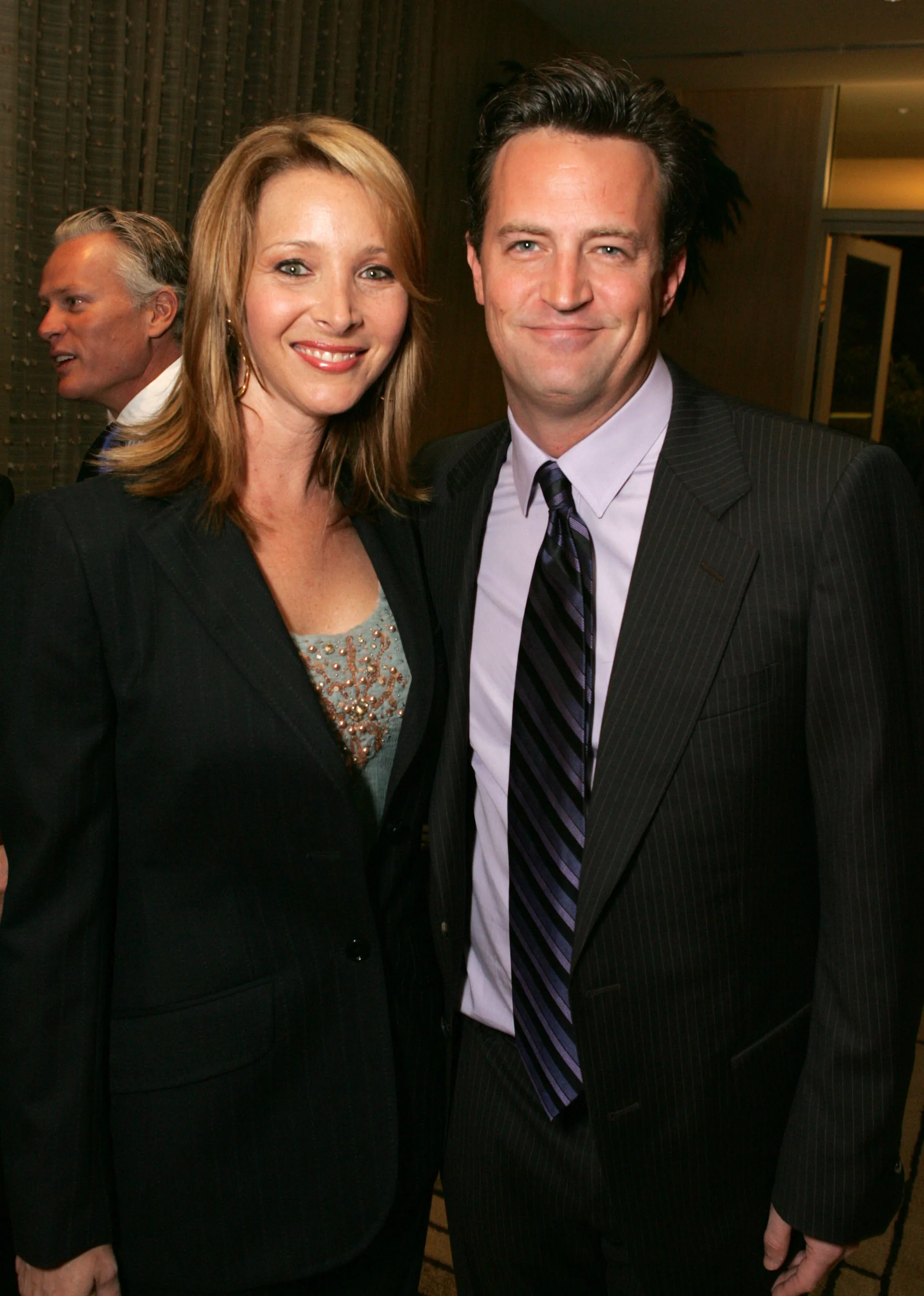 Lisa Kudrow and Matthew Perry posing at the 8th Annual Lili Claire Foundation Benefit.