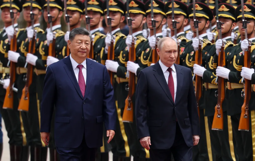 Chinese President Xi Jinping and Russian President Vladimir Putin inspect an honor guard.