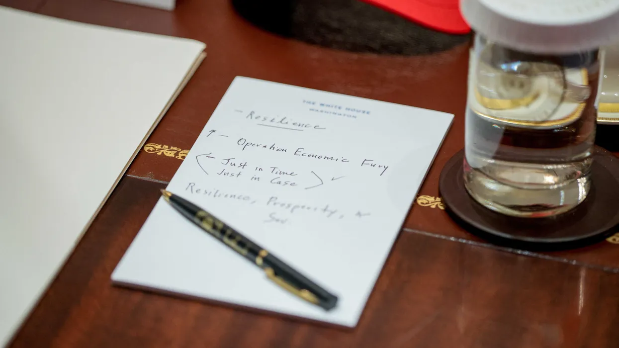 Photographer catches Marco Rubio writing mantra to himself during cabinet meeting
