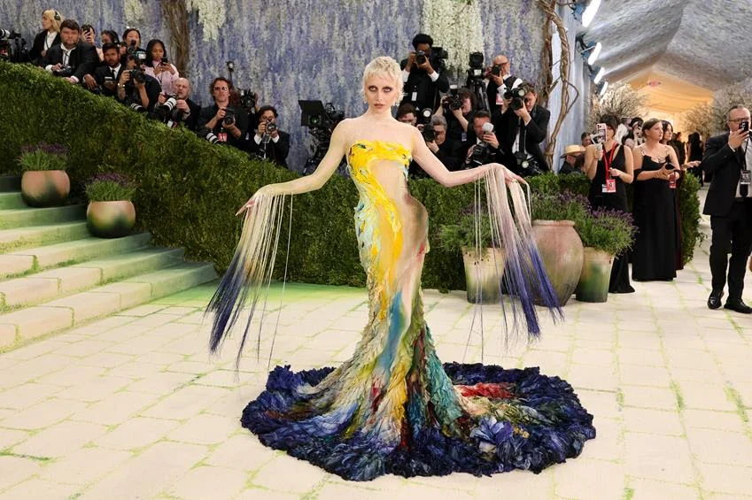 Emma Chamberlain in a Mugler dress designed by Miguel Castro Freitas and hand-painted by artist Anna Deller-Yee. Source: Getty