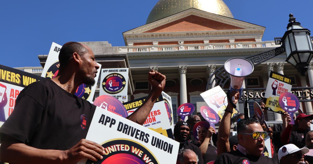Uber, Lyft drivers certify first statewide ride-hailing union amid automation fears