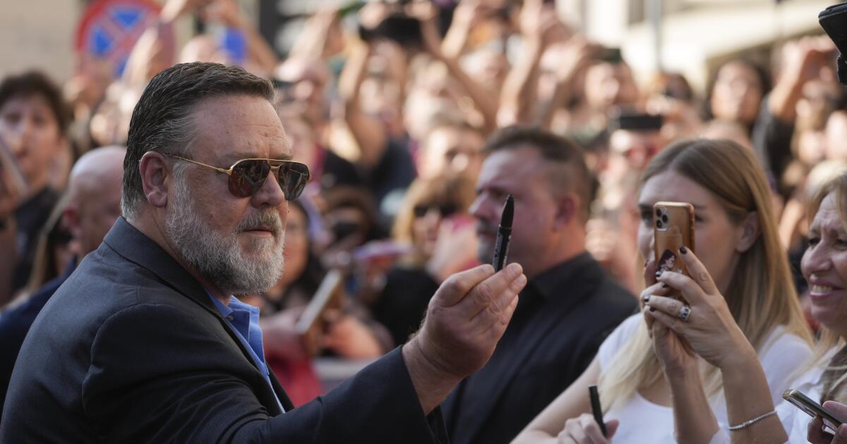 Russell Crowe slams ‘clickbait’ spin on interaction with autograph seekers: ‘What’s your problem?’