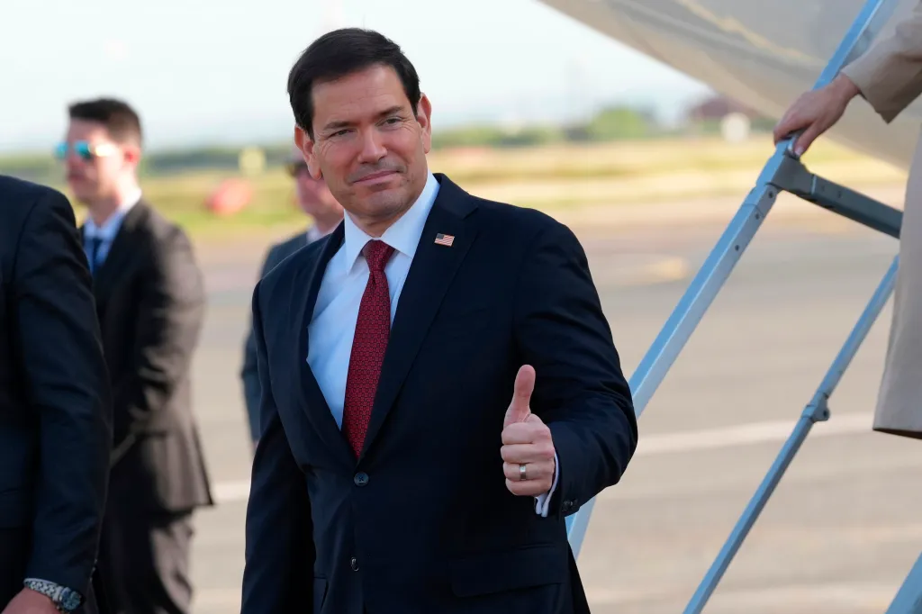 Marco Rubio giving a thumbs up.