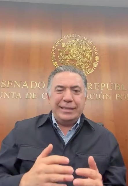 Enrique Inzunza Cázarez speaking, with the Mexican coat of arms and text "SENADO DE LA REPÚBLICA" visible in the background.