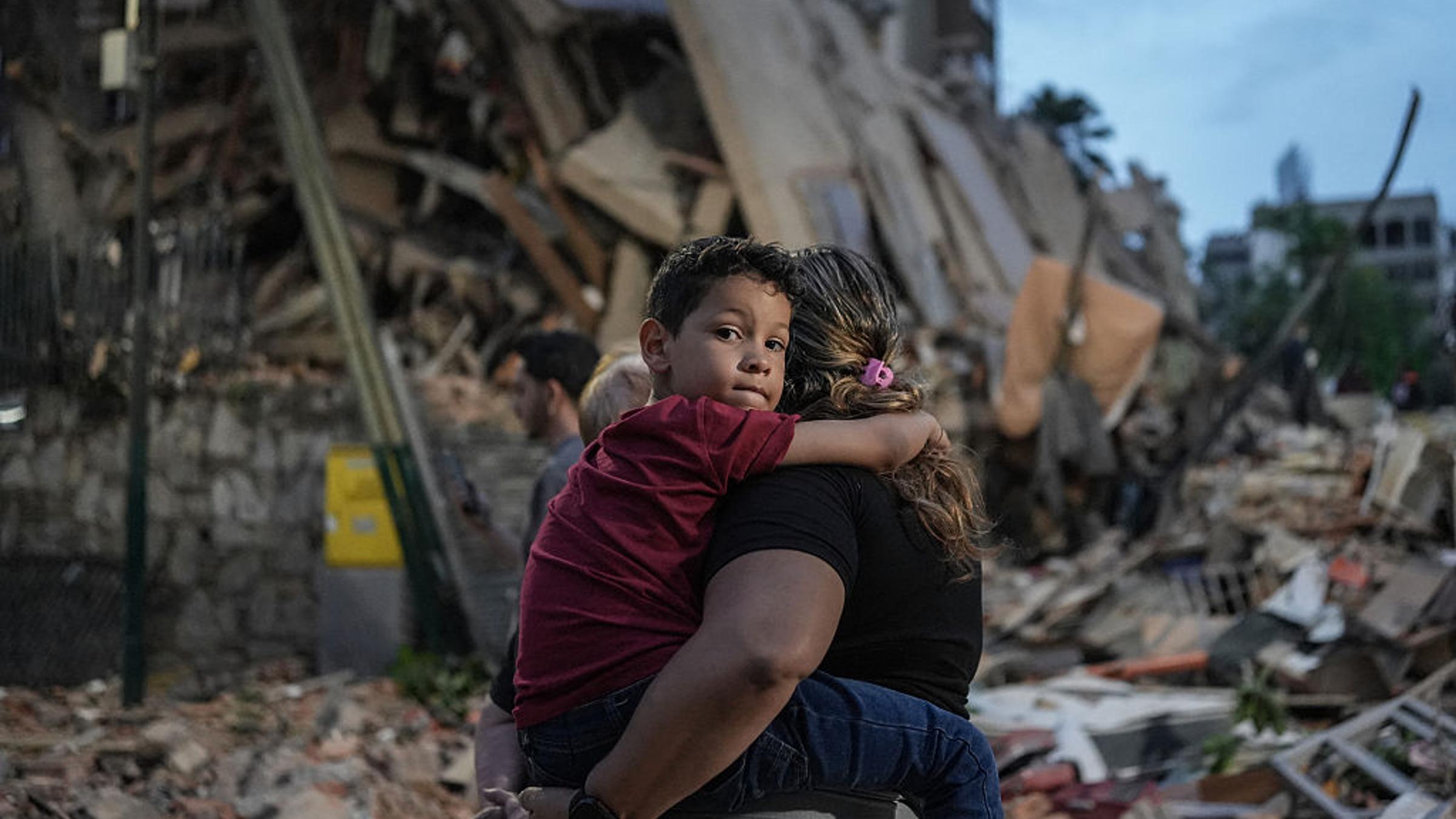 After Venezuela’s Earthquakes, Neighbors Dig Through Rubble for Survivors