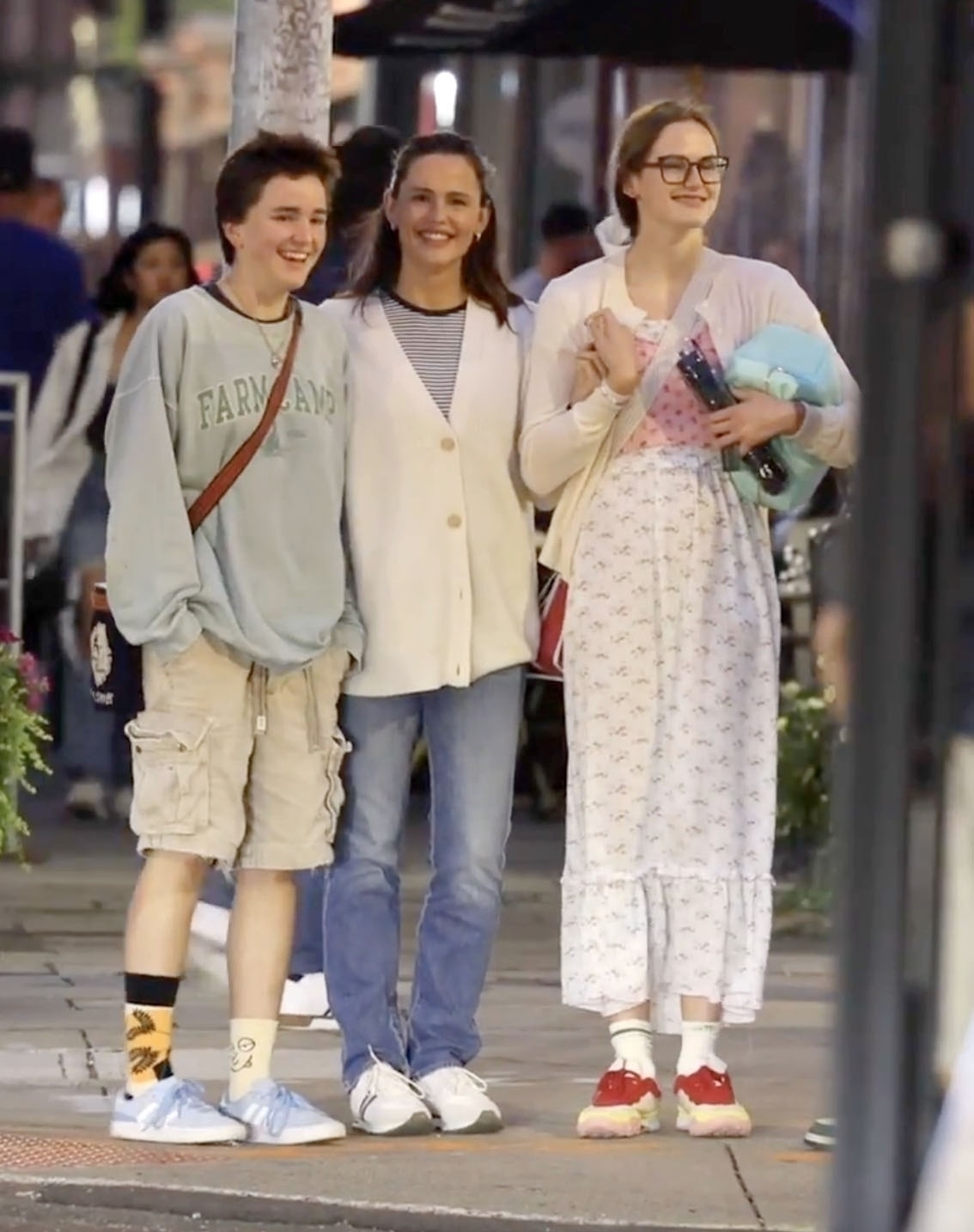 Jennifer Garner, Violet Affleck, and Fin Affleck smiling together.